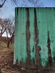 검은 파편이 있는 녹색 벽