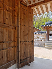 
It is a wooden gate of a hanok.
