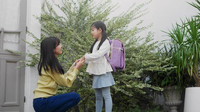 挨拶をする母親と娘