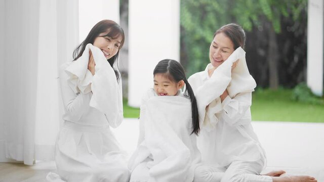 ビューティーイメージ　タオルを顔に付ける3世代家族