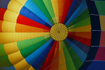 Obraz premium Symmetrical pattern of colorful hot air balloon viewed from below