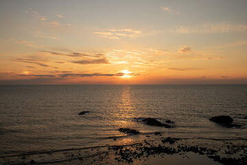 美しい静かな海の夕暮れ
