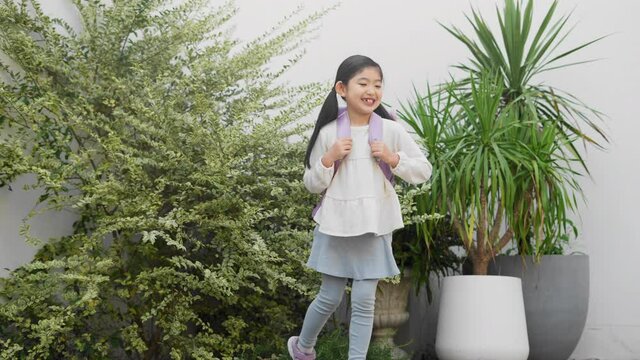ランドセルを背負った女の子