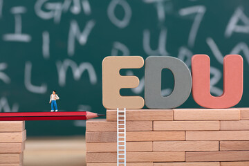 Education of miniature creative elementary school students