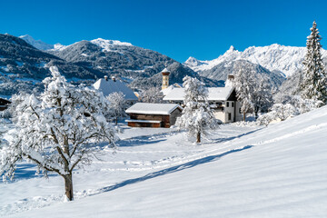 Verschneites Bergdorf in Österreich