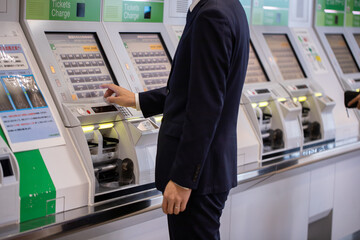 切符を買う男性　station
