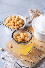 Chickpea Aquafaba, vegan egg substitute to cook meringue 