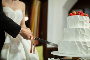 結婚式でのケーキ入刀