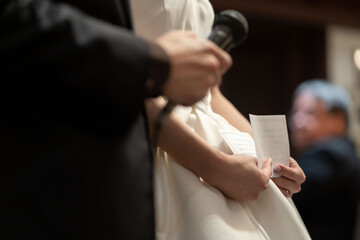 手紙を握りしめる花嫁