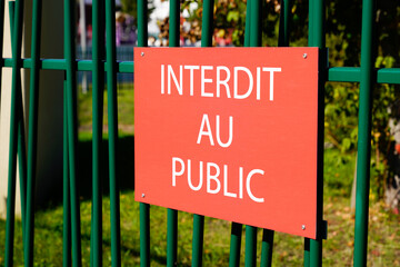 interdit au public means in french No admittance in Private Property Sign Forbidden to Enter in gate steel portal - obrazy, fototapety, plakaty