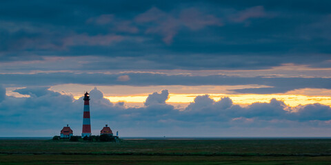 Fototapeta premium Leuchtturm Westerheversand am Watt der Nordsee 