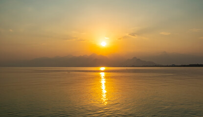 Obraz premium Antalya harbor over sunset sky and high mountains. Beautiful view of the Antalya Kaleiçi Old town (Kaleici)