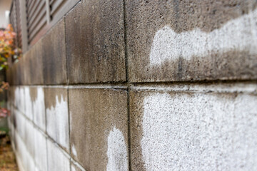 雨で濡れたコンクリートブロック塀