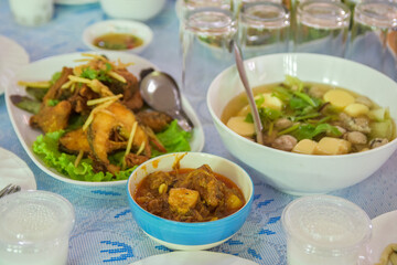 The dinner set was arranged on the ready-to-eat table. Select the focus and blur according to the lens character.