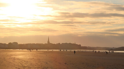 Paysage de coucher de soleil sur la grande plage du Sillon à Saint-Malo en Bretagne, à marée basse (France)