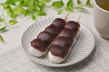 皿に盛られた串団子