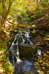 紅葉風景の「源氏の滝」。　日本宮城県気仙沼市。