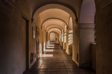 Fototapeta premium OLD BUILDING - Corridor under the arcades 