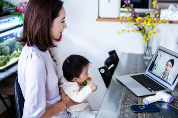 ビデオ通話で医師の指導を受ける母親