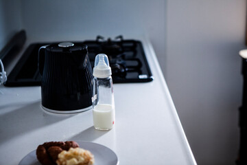 哺乳瓶と軽食のある台所