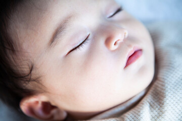 眠っている赤ちゃんの顔　クローズアップ
