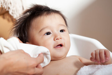 沐浴する乳幼児