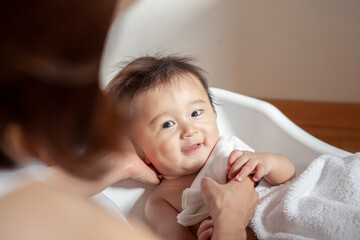 沐浴する乳幼児
