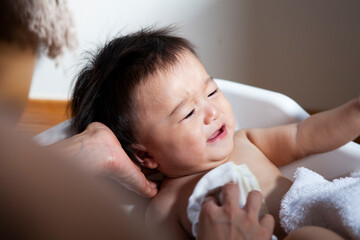 沐浴する乳幼児