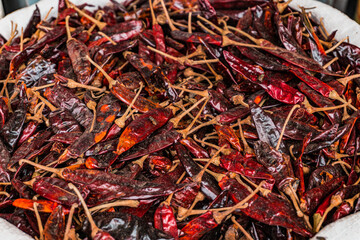 Czerwona papryka chili, zbliżenie na azjatyckim targu z warzywami. - obrazy, fototapety, plakaty