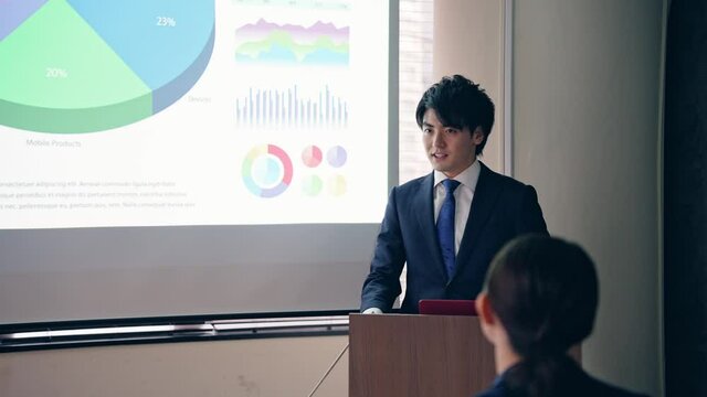 講義する男性　プレゼンテーション　発表