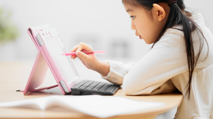 タブレットパソコンで勉強する女の子