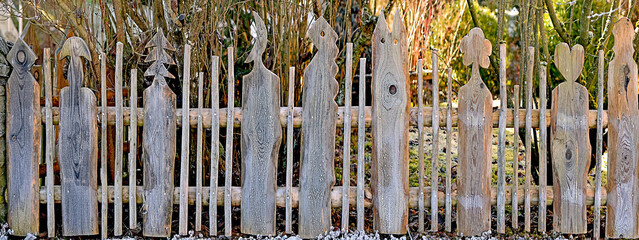 Gartenzaun Holz Zaunelementen  Dekorative Holzzaun natur winter kalt frost kristalle eis