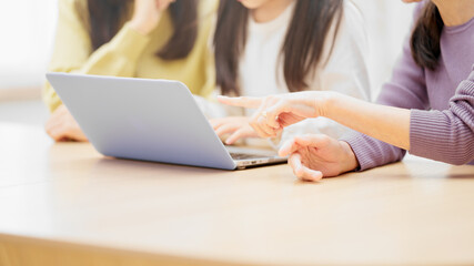 3世代家族でノートパソコンを使う