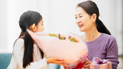 祖母にプレゼントを渡す孫