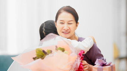 祖母にプレゼントを渡す孫