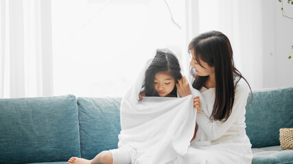Fototapeta na wymiar ビューティーイメージ　タオルを顔に付ける親子