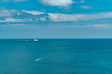 Piękny morski krajobraz, widok z klifu na ocean. © insomniafoto