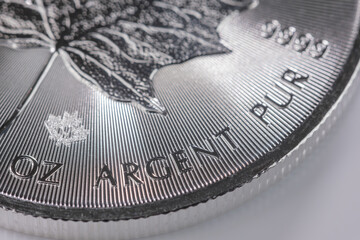 Makro / close-up: ARGENT PUR - Canada Maple Leaf FINE SILVER 9999 - Canadian Silver Maple Leaf Coin...