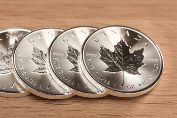 Edelmetall: Vier Silbermünzen 1 Oz - Canada Maple Leaf FINE SILVER 9999 - Canadian Silver Maple...