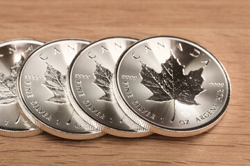 Edelmetall: Vier Silbermünzen 1 Oz - Canada Maple Leaf FINE SILVER 9999 - Canadian Silver Maple Leaf Coin