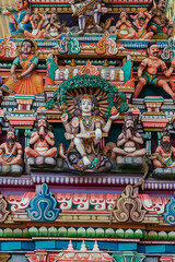Fototapeta na wymiar Hinduska świątynia w Azji, pięknie zdobione ołtarze, rzeźby hinduskich Bogów.