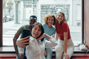 group of multiethnic expats students taking selfies with mobile phone - obrazy, fototapety, plakaty