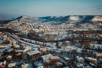 Luftbild vom schneebedeckten Jena im Winter 
