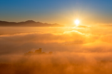 Amanece sobre la niebla