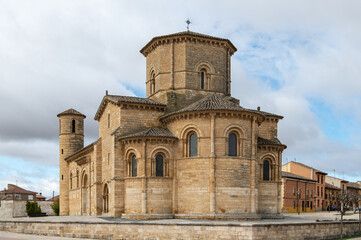 Fototapeta na wymiar Church of San Martin in Fromista, place of passage of Santiago's road (Palencia, Spain)