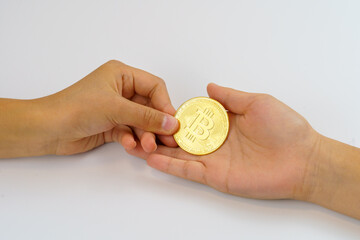 仮想通貨を渡す手 暗号通貨 コイン