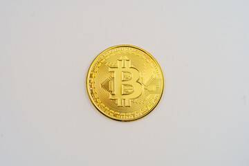 白い背景に置かれたたくさんの仮想通貨 暗号通貨 コイン