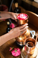 Zubereitung von Rosenessenz für Rosenwasser und Rosenöl