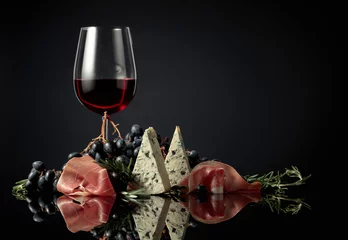 Gardinen Red wine with grapes, rosemary, prosciutto, and blue cheese. © Igor Normann