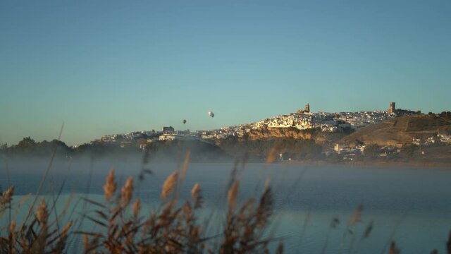 Carrera de globos aerost&aacute;ticos sobre el pueblo blanco  de Arcos de la frontera en C&aacute;diz, Andaluc&iacute;a